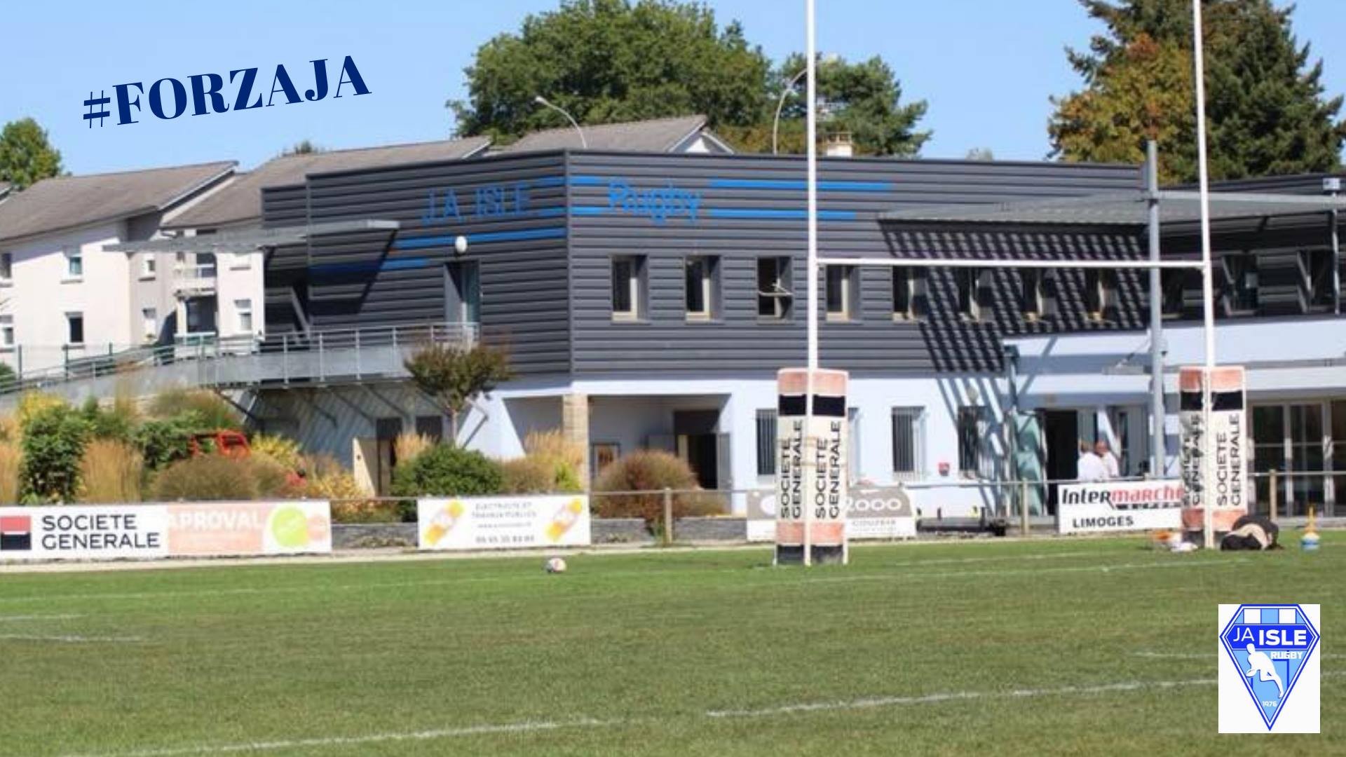Club-house et terrain du stade René Lamarsaude